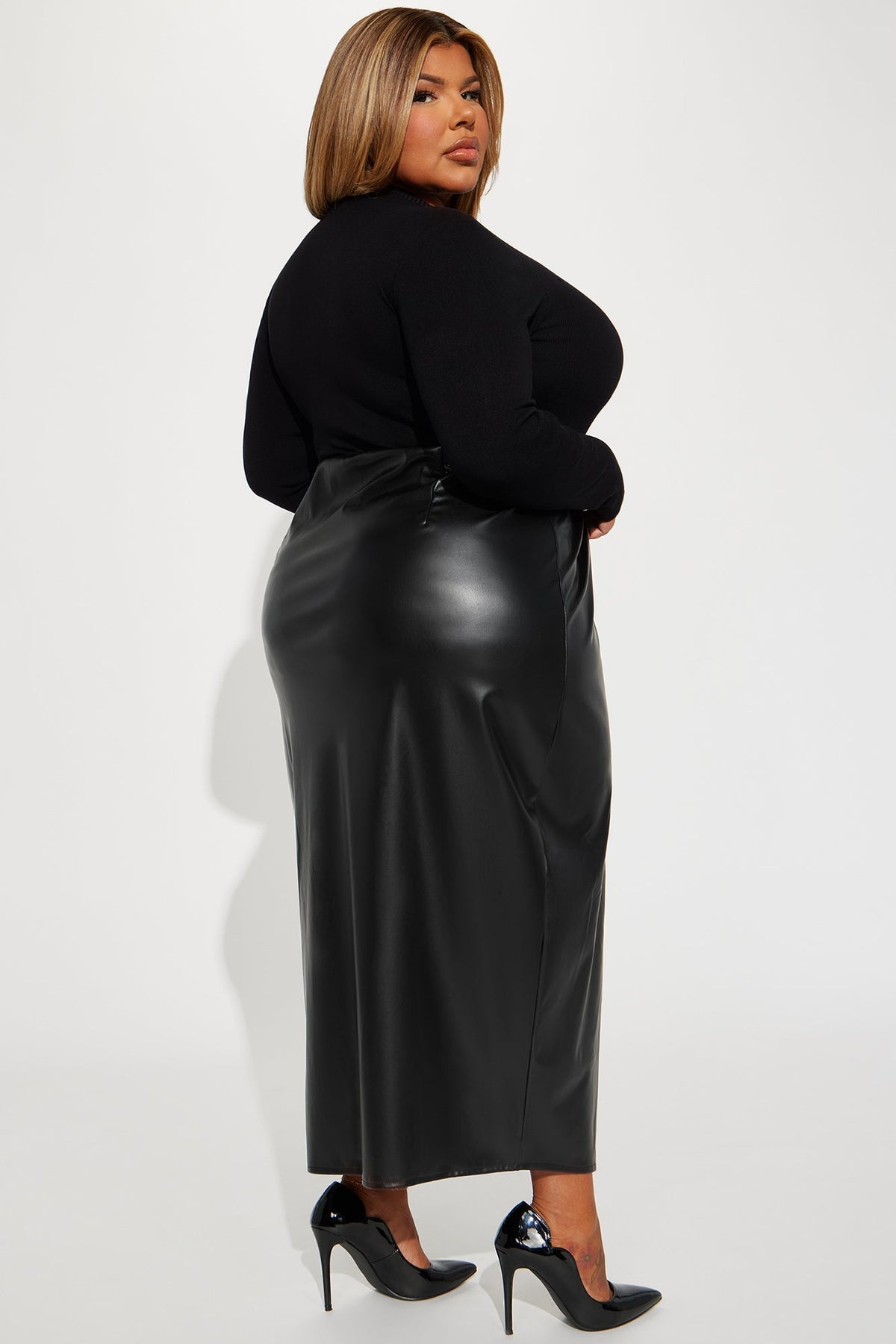 https://cdn.shopify.com/s/files/1/0293/9277/files/09-25-23Studio4_CB_DB_13-23-46_25_D2669_Black_5261_PLUS_PXF.jpg?v=1696264351