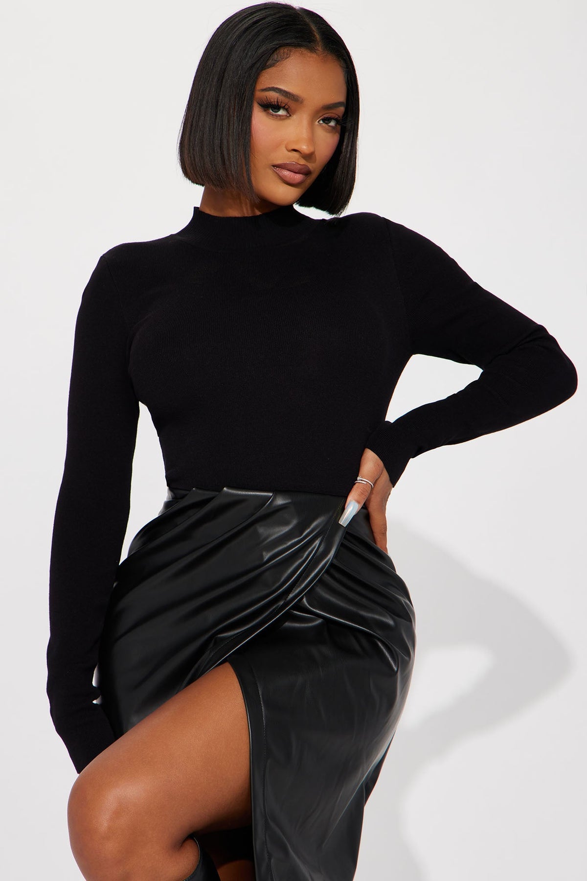 https://cdn.shopify.com/s/files/1/0293/9277/files/08-24-23Studio4_CC_PC_11-48-13_32_D2669_Black_2164_CM.jpg?v=1693414426