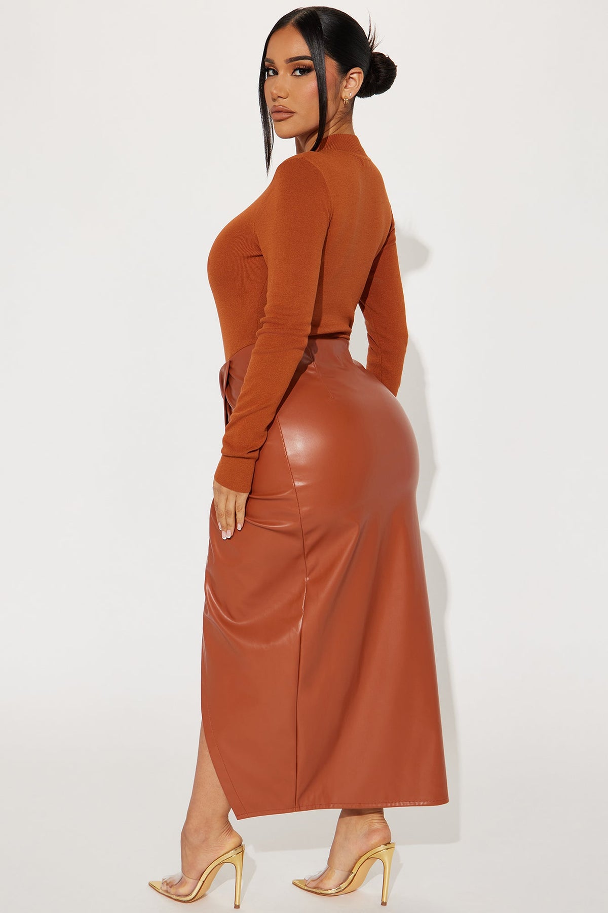 https://cdn.shopify.com/s/files/1/0293/9277/files/08-28-23Studio3_KS_PC_11-00-36_29_D2669_Camel_0563_PXF.jpg?v=1693603584