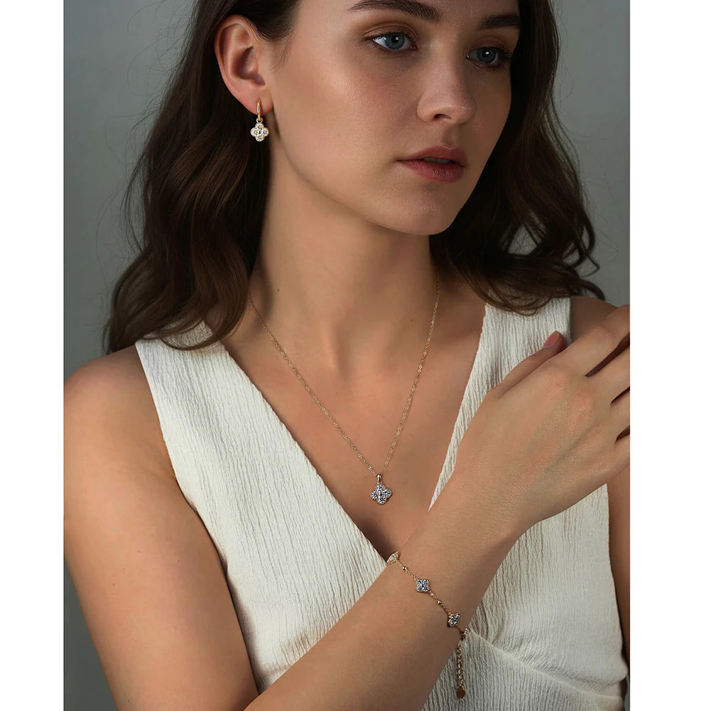 ORSA JEWELS Exquisite 925 Sterling Silver Four-leaf Clover D Color Moissanite Pendant Necklace for Women Wedding Jewelry MON14